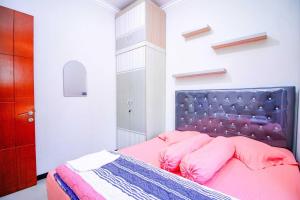 Harsari Syariah with Karaoke and Balcony