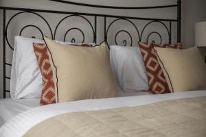 Metro Kabaty Elegant Apartment by BookingHost