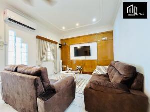 2-Stry 4BR Beside Jonker Street Taman Kota Laksamana 11 by Myplace