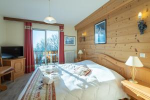 Hotels Hotel Le Bois Joli : Chambre Familiale avec Salle de Bains Privative