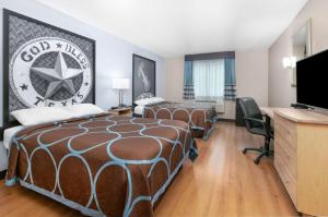 Double Room with Two Double Beds and Bath Tub - Mobility Accessible/Non-Smoking room in Red Roof Inn New Braunfels