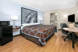 King Room with Roll-in Shower - Mobility Access/Non-Smoking room in Red Roof Inn New Braunfels