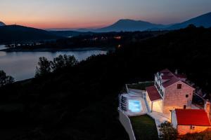 Escape on Lake - Holiday House