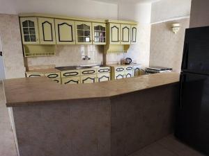 Petrobeach - 2 BR apartment for families only