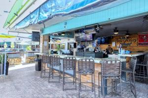 Waterfront, Pool, Tiki Bar & Grill, Gym, location!