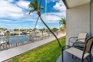 Waterfront, Pool, Tiki Bar & Grill, Gym, location!