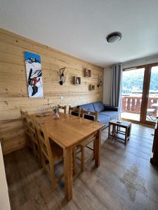 Appartement 4-6 personnes à Valmeinier 1800 résa du samedi au samedi avec piscine intérieure chauffée