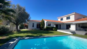 Villas Villa 4faces 180 m2 habitables sur 950 m2 de jardin, salon salle a manger cuisine ouverte 70 m2 , cuisine d ete couverte, terrasse 80 m2, piscine 10 m par 4 m, 1 chambre parentale 3 chambres,2 salles de bains : photos des chambres