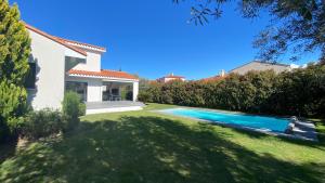 Villas Villa 4faces 180 m2 habitables sur 950 m2 de jardin, salon salle a manger cuisine ouverte 70 m2 , cuisine d ete couverte, terrasse 80 m2, piscine 10 m par 4 m, 1 chambre parentale 3 chambres,2 salles de bains : photos des chambres