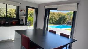 Villas Villa 4faces 180 m2 habitables sur 950 m2 de jardin, salon salle a manger cuisine ouverte 70 m2 , cuisine d ete couverte, terrasse 80 m2, piscine 10 m par 4 m, 1 chambre parentale 3 chambres,2 salles de bains : photos des chambres