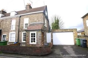 Immaculate 3-Bed House in Waltham Cross - Wormley