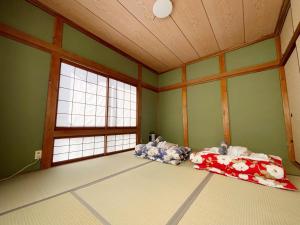 角島シェア&ゲストハウスSumikkoオーシャンビューの犬がいるゲストハウスで特別な交流体験個室とドミトリー