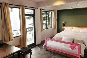 East Wing at Bímil / East - Banikhet