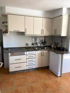 4 habitaciones, jardín y vistas al mar