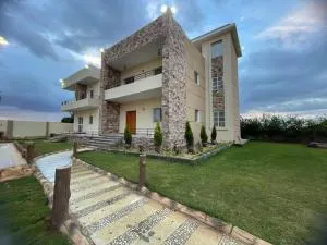 فيلا للايجار اليومى فى الريف الاوربي طريق مصر اسكندرية الصحراوي قريبة من مطار سفنكس وبجوار هايبر وان الصحراوي- 5 غرف نوم-حمام سباحة-شواية- كيدز ايريا- جيم- بلياردو - Qaryat ash Shamālī