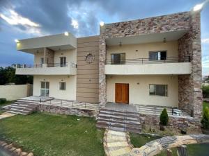 فيلا للايجار اليومى فى الريف الاوربي طريق مصر اسكندرية الصحراوي قريبة من مطار سفنكس وبجوار هايبر وان الصحراوي- 5 غرف نوم-حمام سباحة-شواية-