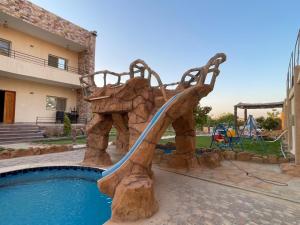 فيلا للايجار اليومى فى الريف الاوربي طريق مصر اسكندرية الصحراوي قريبة من مطار سفنكس وبجوار هايبر وان الصحراوي- 5 غرف نوم-حمام سباحة-شواية-