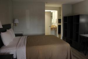Queen Room - Non-Smoking room in VIP Inn and Suites