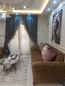 شقه في جاردينيا الماظه تحتوى على ٣غرف مكيفه وريسبشن وحمام ومطبخ وريسبشن وبلكونه بجوار سنتر الماظه وسنتر سيتي ستارز الدور الثالث ولها موق