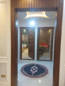 شقه في جاردينيا الماظه تحتوى على ٣غرف مكيفه وريسبشن وحمام ومطبخ وريسبشن وبلكونه بجوار سنتر الماظه وسنتر سيتي ستارز الدور الثالث ولها موق