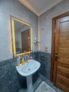 شقه في جاردينيا الماظه تحتوى على ٣غرف مكيفه وريسبشن وحمام ومطبخ وريسبشن وبلكونه بجوار سنتر الماظه وسنتر سيتي ستارز الدور الثالث ولها موق