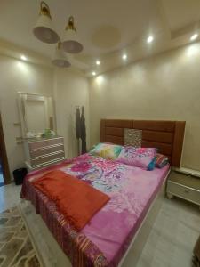 شقه في جاردينيا الماظه تحتوى على ٣غرف مكيفه وريسبشن وحمام ومطبخ وريسبشن وبلكونه بجوار سنتر الماظه وسنتر سيتي ستارز الدور الثالث ولها موق