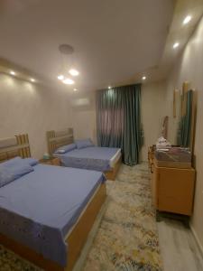 شقه في جاردينيا الماظه تحتوى على ٣غرف مكيفه وريسبشن وحمام ومطبخ وريسبشن وبلكونه بجوار سنتر الماظه وسنتر سيتي ستارز الدور الثالث ولها موق