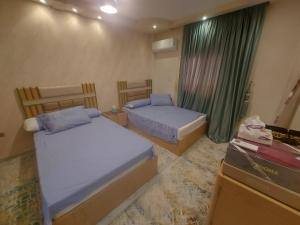 شقه في جاردينيا الماظه تحتوى على ٣غرف مكيفه وريسبشن وحمام ومطبخ وريسبشن وبلكونه بجوار سنتر الماظه وسنتر سيتي ستارز الدور الثالث ولها موق