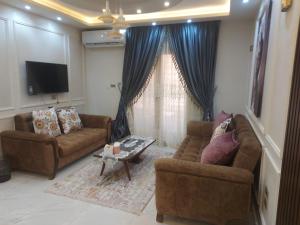 شقه في جاردينيا الماظه تحتوى على ٣غرف مكيفه وريسبشن وحمام ومطبخ وريسبشن وبلكونه بجوار سنتر الماظه وسنتر سيتي ستارز الدور الثالث ولها موق