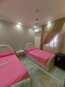 شقه في جاردينيا الماظه تحتوى على ٣غرف مكيفه وريسبشن وحمام ومطبخ وريسبشن وبلكونه بجوار سنتر الماظه وسنتر سيتي ستارز الدور الثالث ولها موق