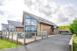 Pendle View Sleeps 8 with Hot Tub