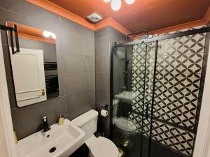 Beautiful & Bright Victorian Home with High Ceiling in Paddington near Hyde Park by Tube Stations - Ground Floor, No Stairs