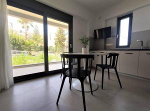 Brand new condo next to the beach, peaceful square, garden view