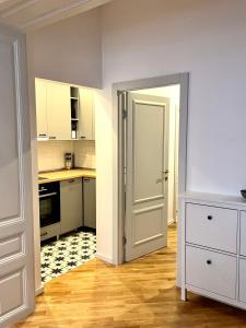 Artika - Chic & Sunlit Stay in Downtown Belgrade