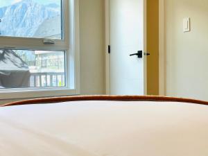 Joes Contemporary 2 King Bedrooms Vacation Home in Canmore