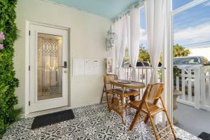 The Golden Alligator 1 - 3 beds 2 baths in West Palm Beach close to everything