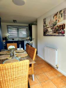 Home from Home 3 bed,2 bath house with garden&parking near centre&tram stop