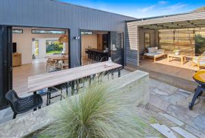 Ocean Beach Retreat - Contemporary Rye Accommodation