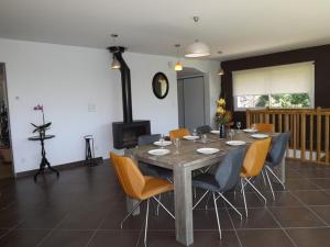 Maisons de vacances Gite Lacapelle-Viescamp, 5 pieces, 8 personnes - FR-1-742-53 : photos des chambres