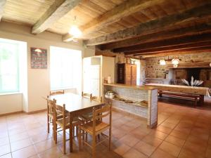 Maisons de vacances Gite Menet, 5 pieces, 8 personnes - FR-1-742-69 : photos des chambres