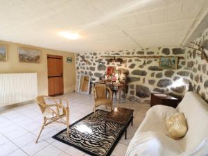 Maisons de vacances Gite Thiezac, 4 pieces, 6 personnes - FR-1-742-79 : photos des chambres