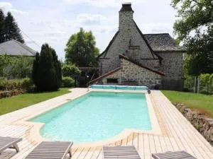 Maison de Charme avec Piscine Privée Chauffée, Sauna, et Jardin Clos dans la Châtaigneraie Cantaliens - FR-1-742-398 - Omps