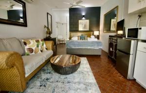 선샤인코스트 Hideaway Noosa Men Only Beach Resort 3성급 호텔 스위트룸