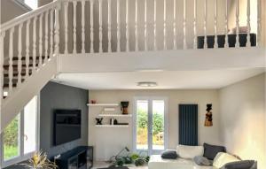 Maisons de vacances Amazing Home In Jou Les Tours With Kitchen : photos des chambres