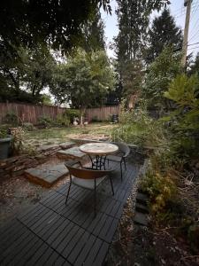 Compact private room, private bathroom, laundry & free parking in a lovely Vancouver neighborhood