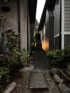 Compact private room, private bathroom, laundry & free parking in a lovely Vancouver neighborhood