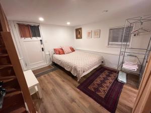 Compact private room, private bathroom, laundry & free parking in a lovely Vancouver neighborhood
