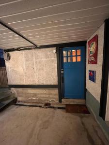 Compact private room, private bathroom, laundry & free parking in a lovely Vancouver neighborhood