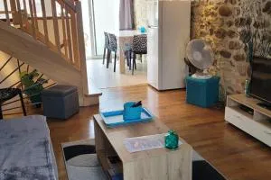 Gîte Luna Meublé *** climatisé à Vogüé Village - 沃格于埃