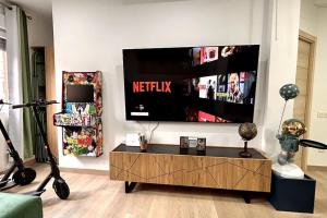 LUJO 10 pax Proyector, Maquina Arcade y Patinetes